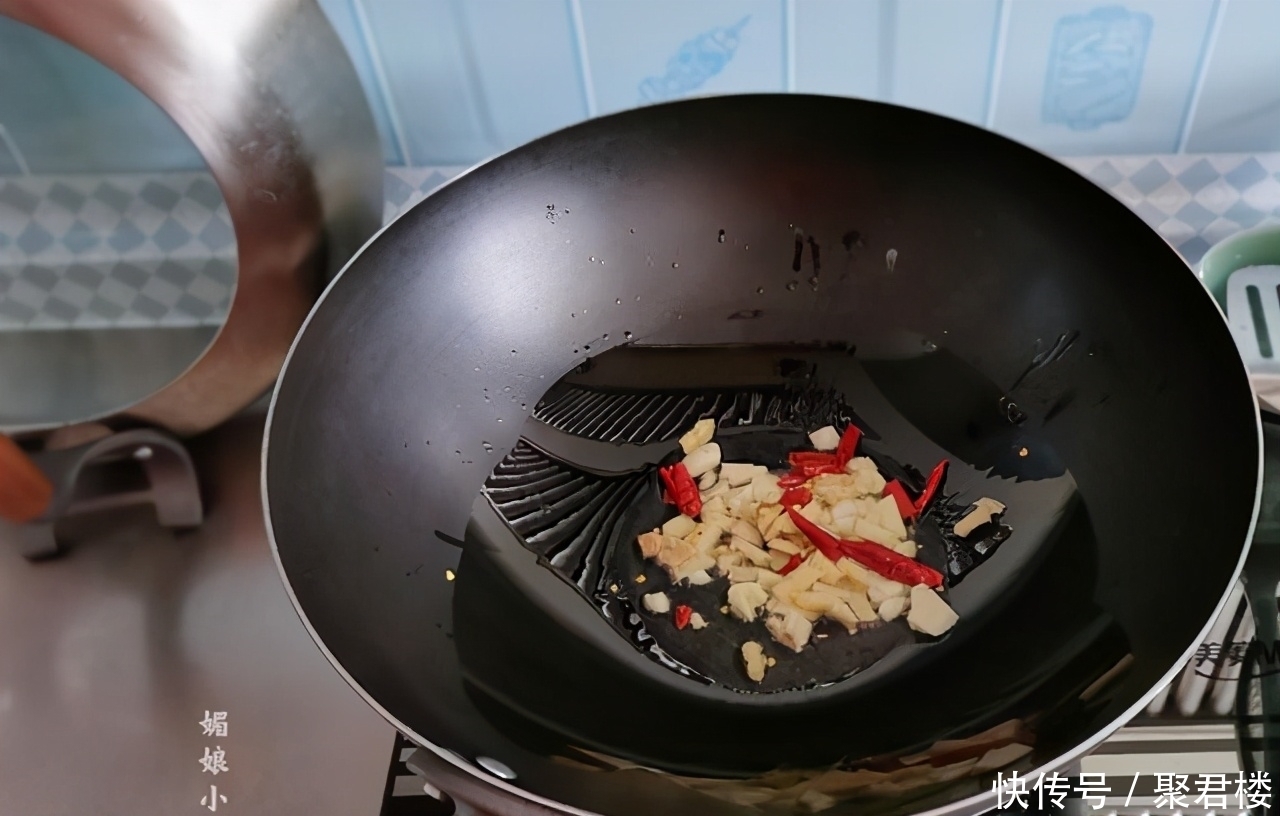 日常午餐2菜1汤,在都市里做的农家菜,有老家味又省钱