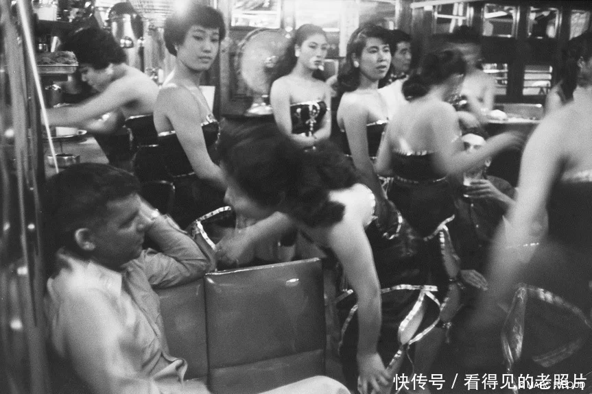 东京的酒吧，不少美国大兵在此流连忘返。