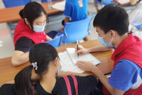 学生大喊“奥特曼”名字，校方8字为由进行劝退，家长为何称快？