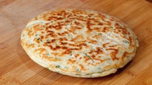 不需要揉面,这是懒人葱花饼的做法,简单3步就能搞定,外酥里软