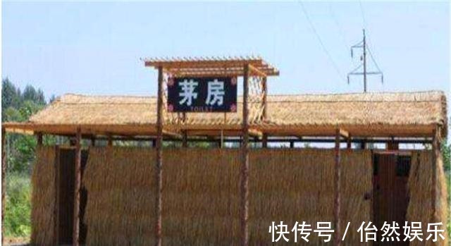 公共厕所#厕所门前也有对联?上联来人不蹲就站,下联看了令人捧腹大笑