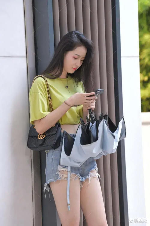 身姿高挑就是可以任性，清新上衣搭配牛仔短裤，简约靓丽又休闲时尚