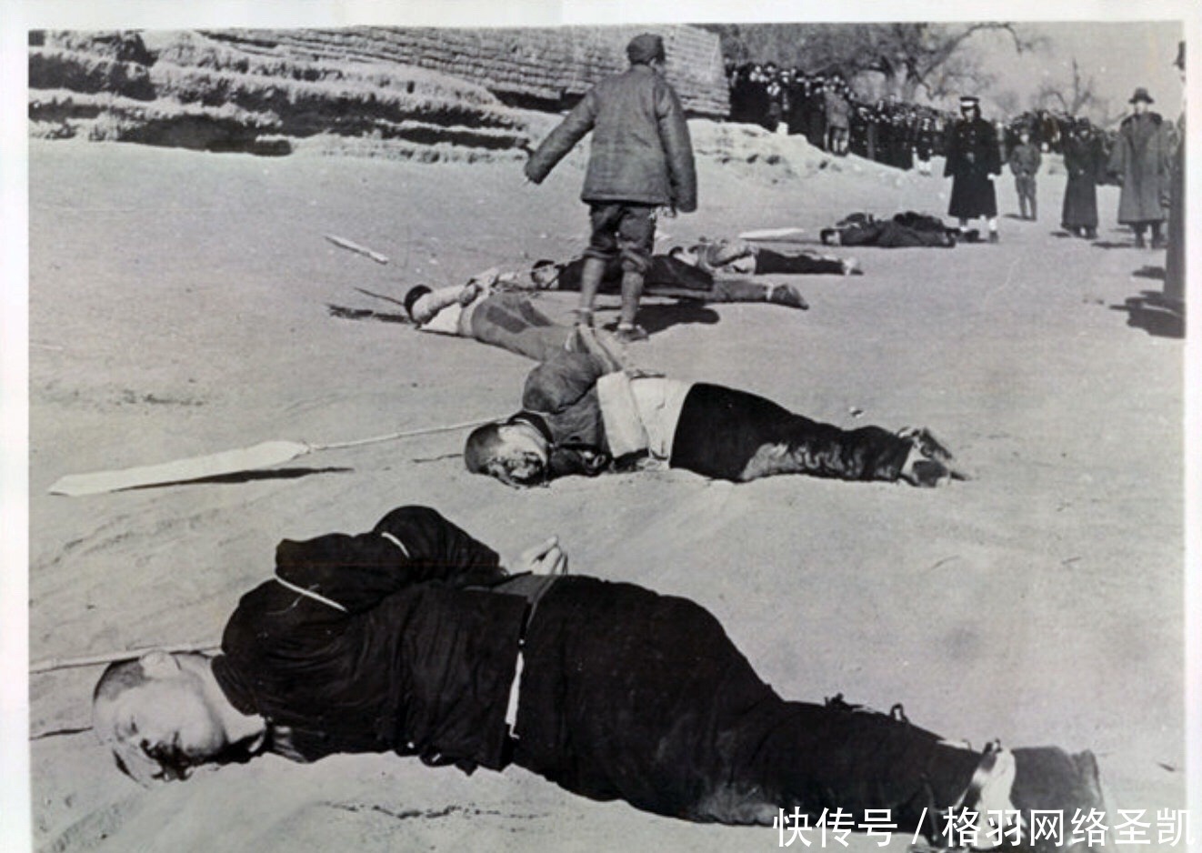 老照片|抗日战争胜利后处决汉奸现场老照片,背叛民族残害同胞,该杀!