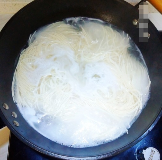 早上起来,3分钟做好的这碗葱花面,汤水鲜香,孩子一碗不够吃