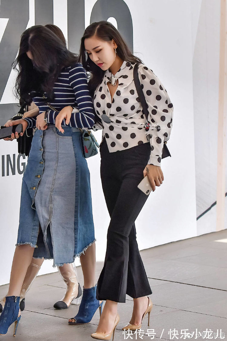 喇叭裤 这对闺蜜姐姐颜值高,穿搭时尚又显个性,把秋的美,轻松地穿出来
