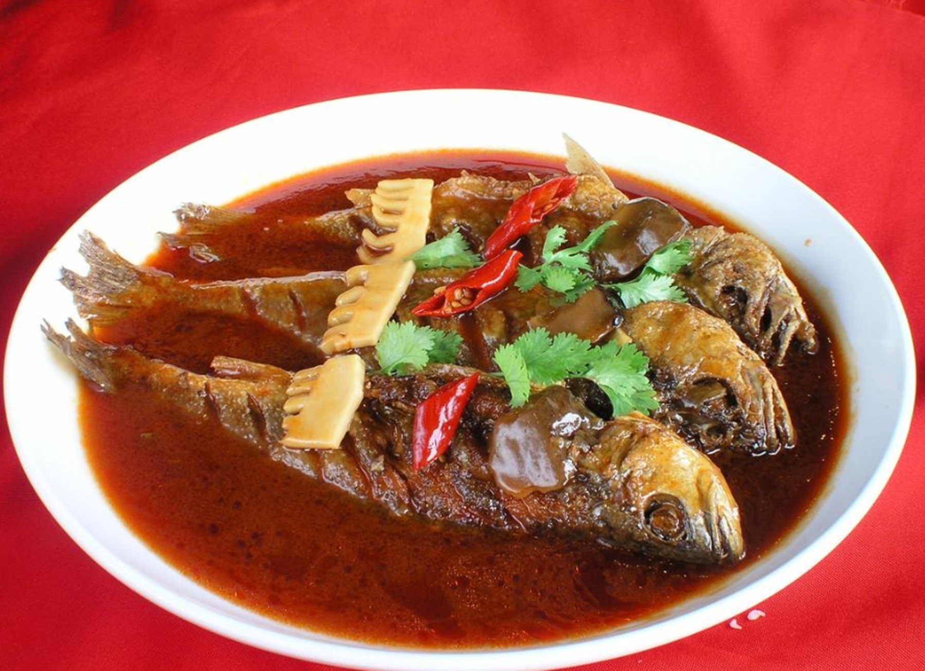 做鱼时，去腥加酒加醋是大错特错！教你最好吃做法，上桌就扫光