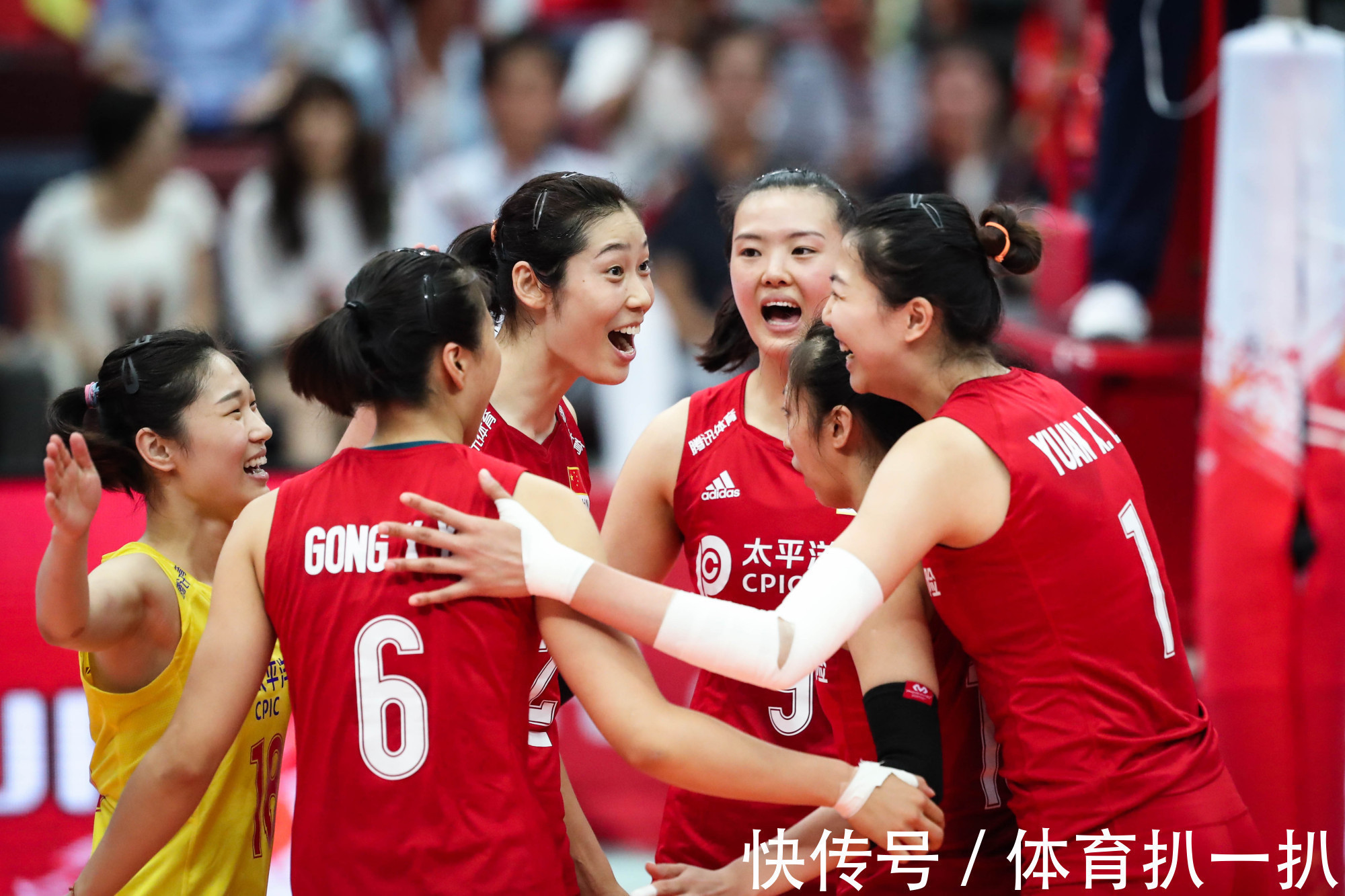 中国女排国家队|人民日报力挺女排!低谷时期的姑娘迎来好消息,谁敢再诋毁英雄?