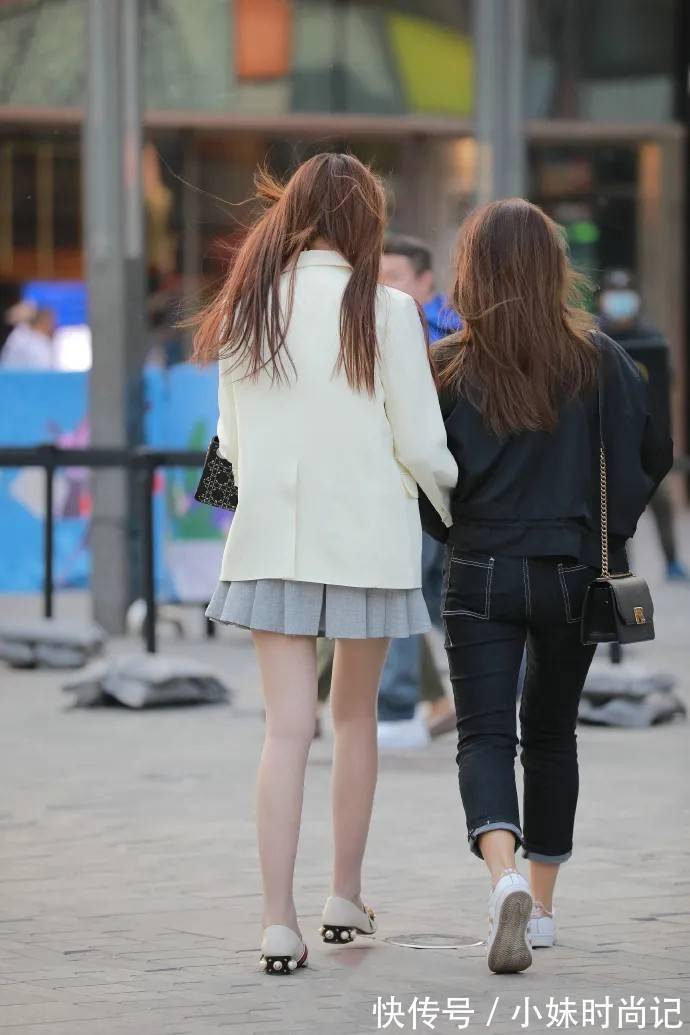 百褶裙|街拍:西装搭配浅灰色百褶裙,既漂亮又充满青春活力