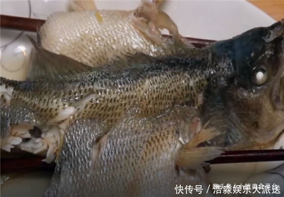 味道|做清蒸鱼时,放生抽还是放蒸鱼豉油都不对!大厨教你正确做法