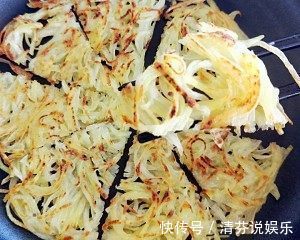 一个土豆就能做出3人的早餐，外酥内软不油腻，孩子吃了忘不了！