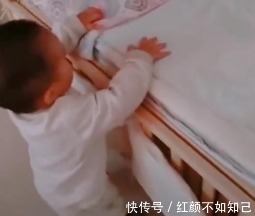 爸爸|宝宝困了要自己睡觉,爸爸跟着回房,看完服气:丈母娘厉害