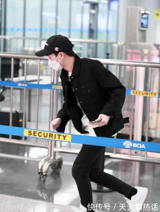 棒球帽|周深低调走机场,黑色夹克配牛仔裤潇洒有型,矮个男生就该这么穿!