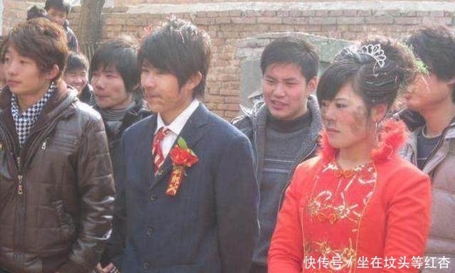 婚礼现场上,新郎新娘灰头土脸,知道真相后让人哭笑不得
