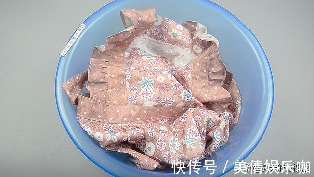 每次洗衣服前倒一碗，不管多脏的衣服，洗完后洁白如新，又学一招