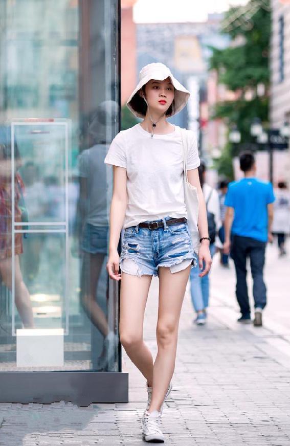 街拍:国色天香的美女,连衣裙外搭白色外套,女神气质尽显