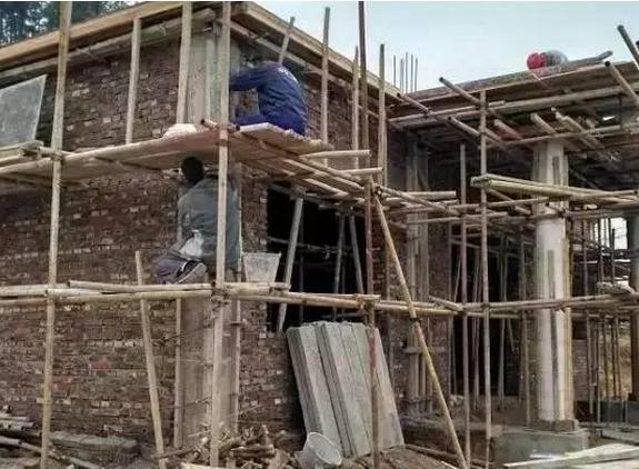 全村|花35万回老家盖房，三层别墅人人羡慕，一场暴雨我成了全村笑话