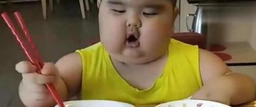 宠溺孩子|6岁胖墩儿猛吃饺子，可爱背后藏着隐患，网友：多吃点，娃瘦了