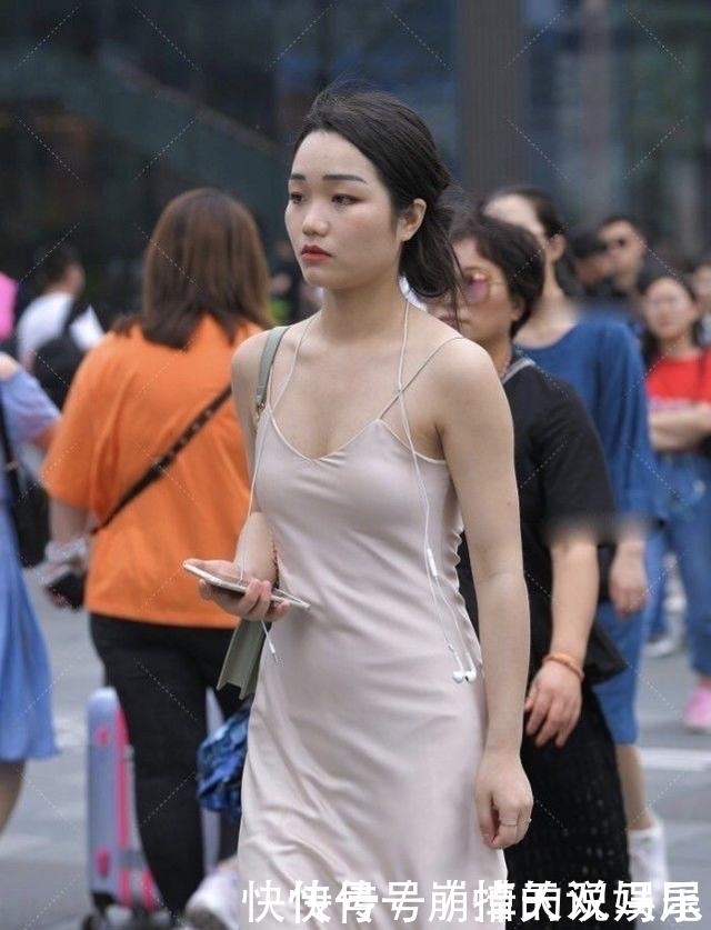 米白色吊带裙搭配绑带高跟鞋,气质出众,青春靓丽