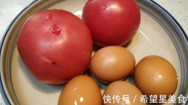 西红柿炒鸡蛋,先炒西红柿还是先炒蛋很多人做错了,难怪不好吃!