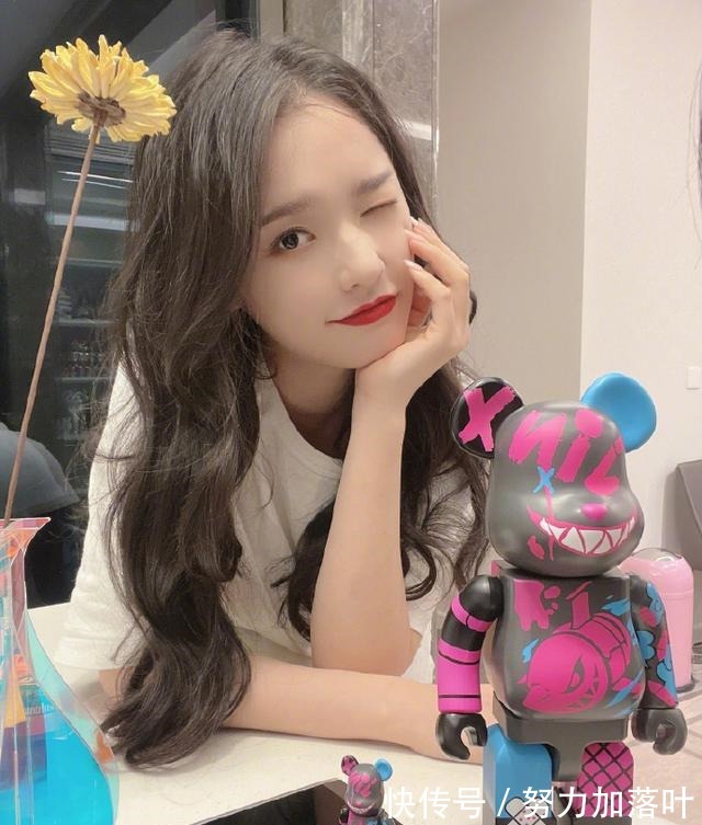 林允晒照托腮wink娇俏可人 绑发下厨显清纯