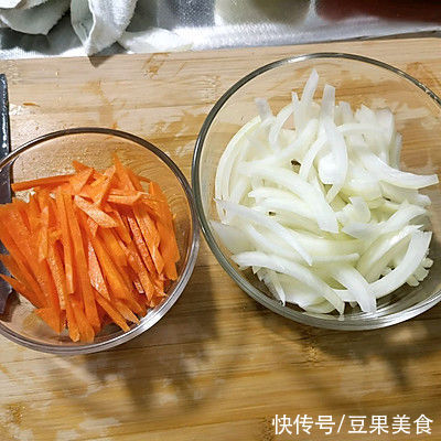 胡萝卜|网红一人食?电饭锅鸡肉抓饭，简单快手超美味