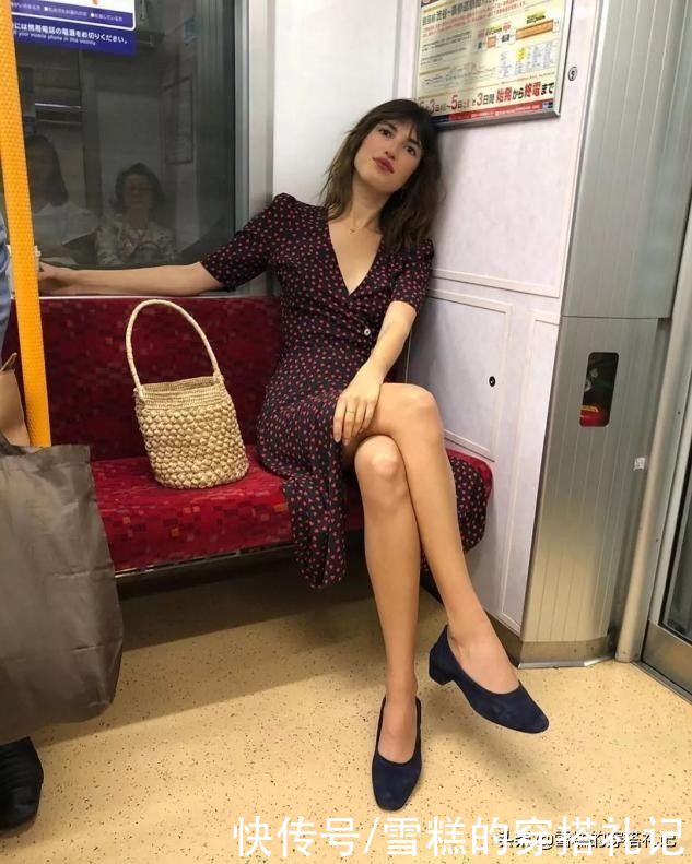 裙子|真正见过世面的女人，穿裙子不会配凉鞋，不得体！看孟晚舟就懂了