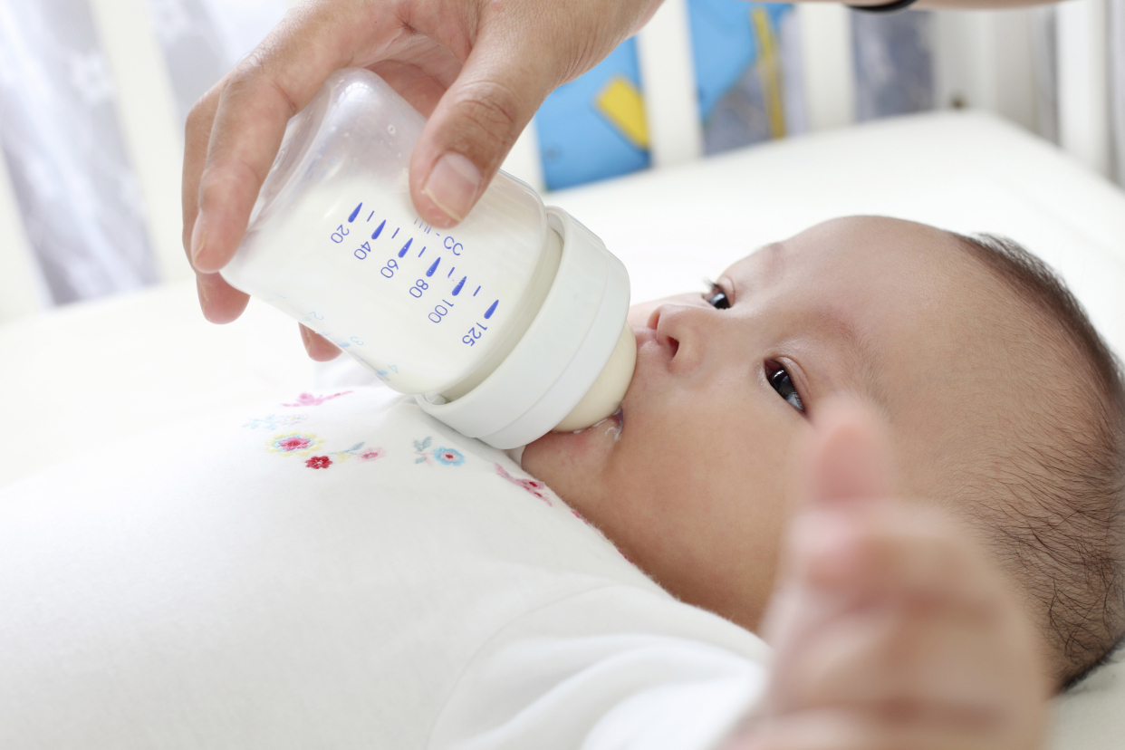 儿科医生|宝宝一喝奶粉就便秘、眼屎多，是“上火”了吗？