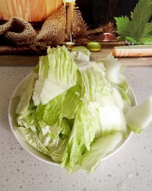 炒白菜,直接下锅炒是外行!学会4个技巧,酸辣又脆爽,还不出水