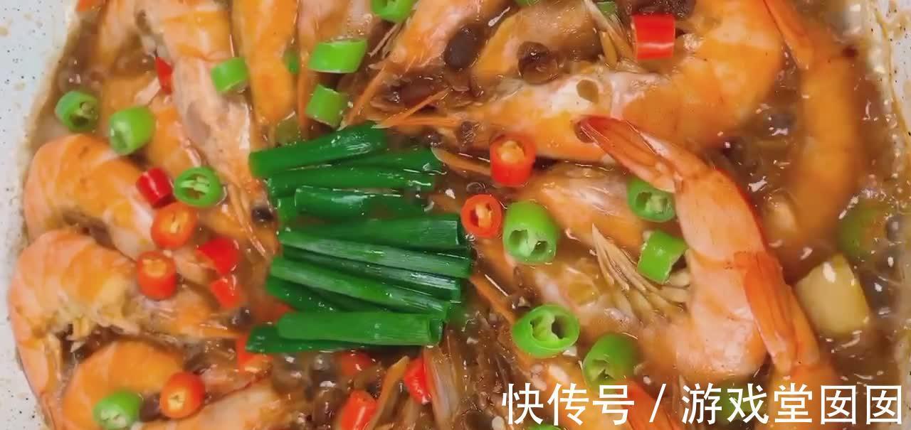 大虾新吃法,搭配口蘑一起焖,香辣味美鲜味独特,准保孩子吃不停