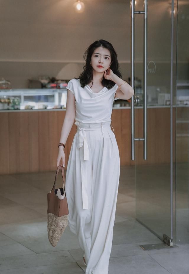 三木教你穿搭，白色T恤搭麻棉阔腿裤，40岁女人告别“大妈装”