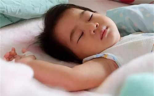 宝宝|一家四口睡姿火了,看得出来父母是真爱,两个孩子是意外