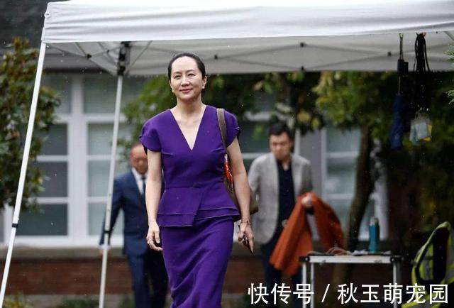 华为|不愧是华为接班人！孟晚舟条纹衬衫+阔腿裤，挡不住富态气质美