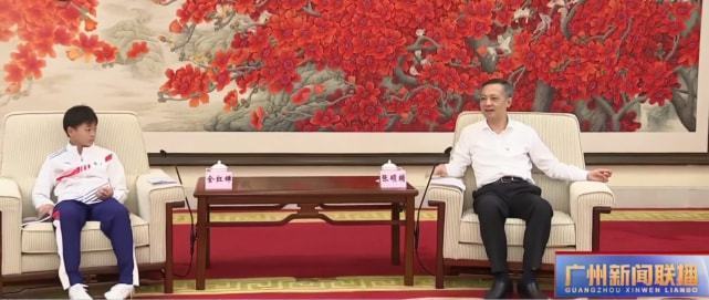 市长|排面!全红婵受广州BOOS接见,红姐手足无措,看书缓解紧张