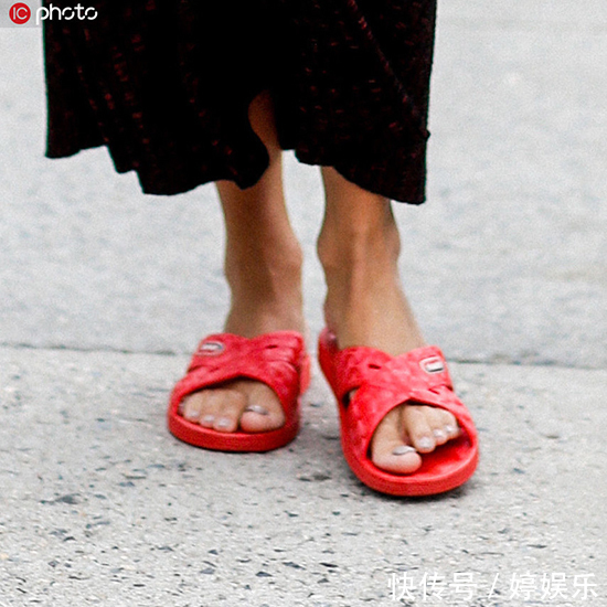 香奈儿 一不小心把澡堂专用拖鞋穿出街,却收到了无数羡慕的目光…