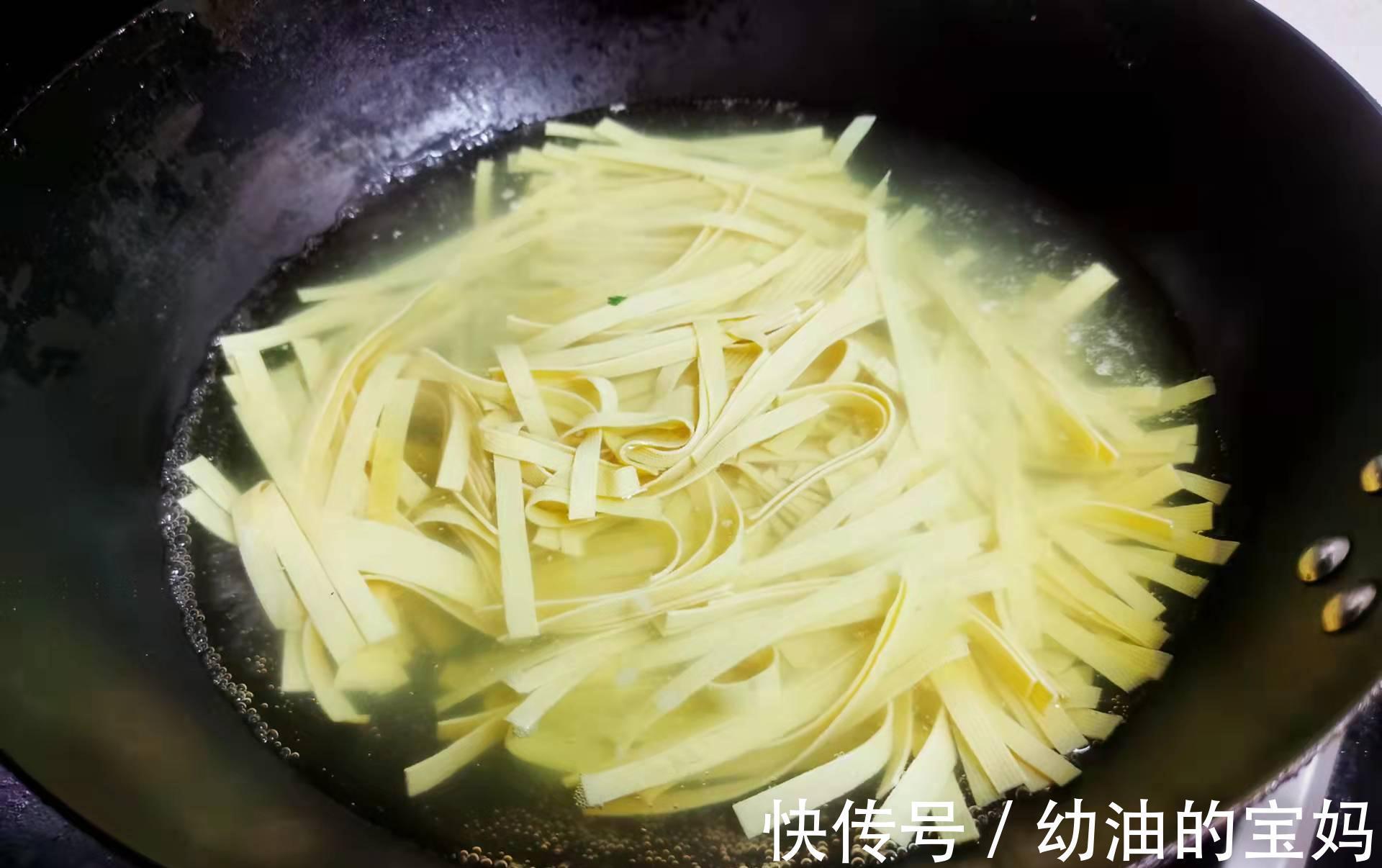 千张买厚不如买薄，焯水后加一料拌着吃，营养开胃，好吃还便宜