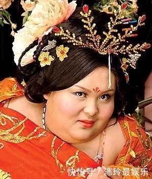 皇帝出宫发现一黑胖的女子,马上纳入后宫,封