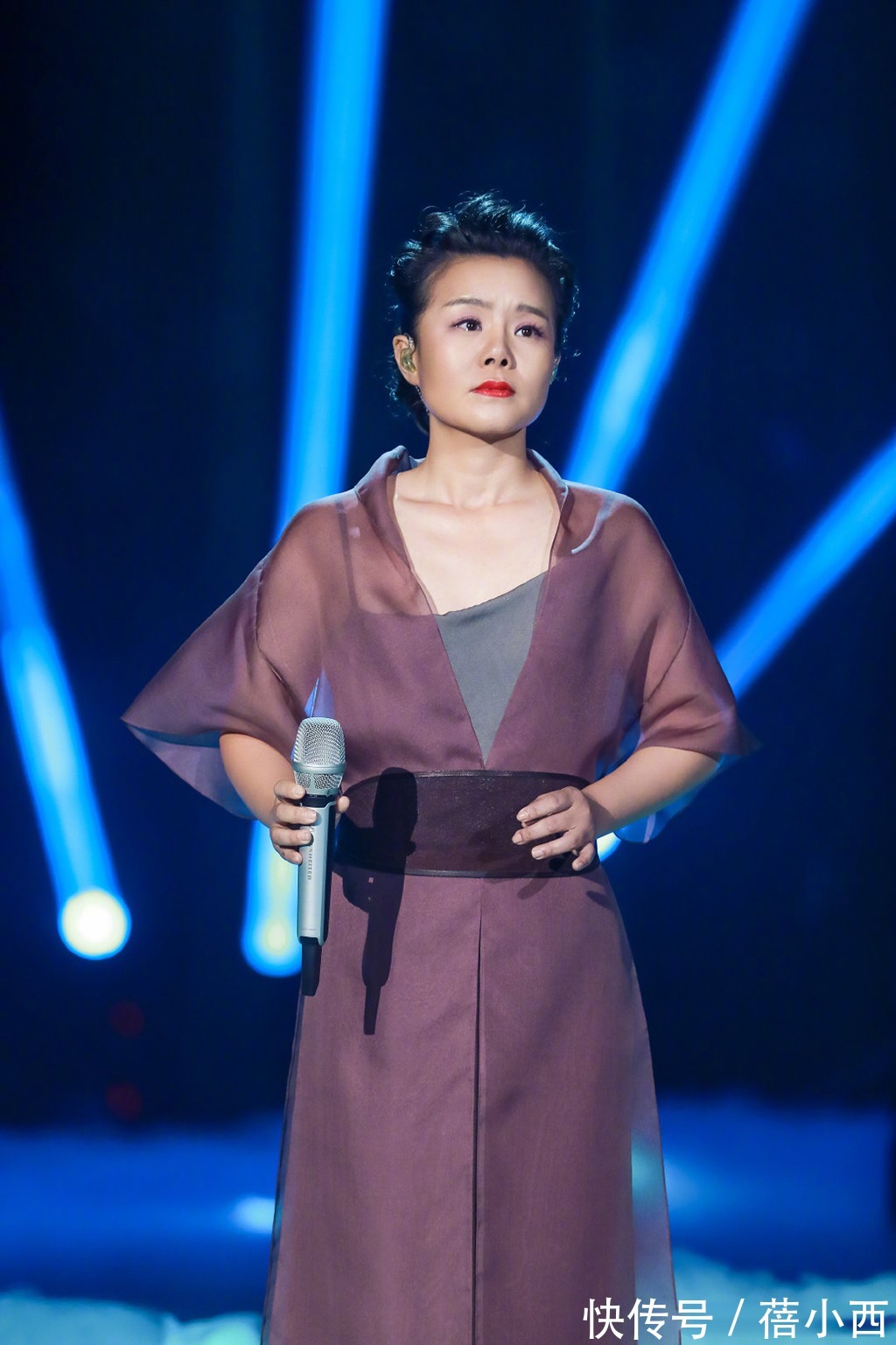 素颜|龚琳娜精神状态挺年轻,穿民族风印花外套配紧身裤,素颜状态很美