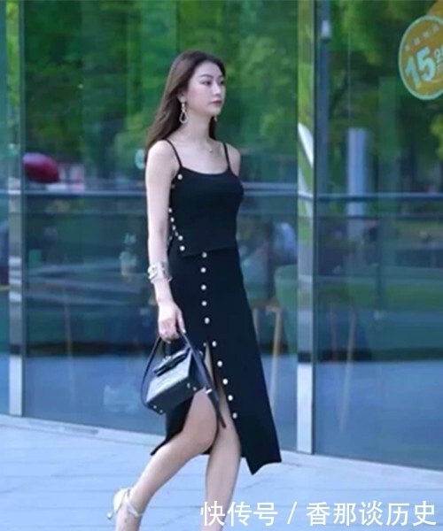 吊带裙对美女的身材要求很高，这份迷人的气质，增添时尚的妩媚感