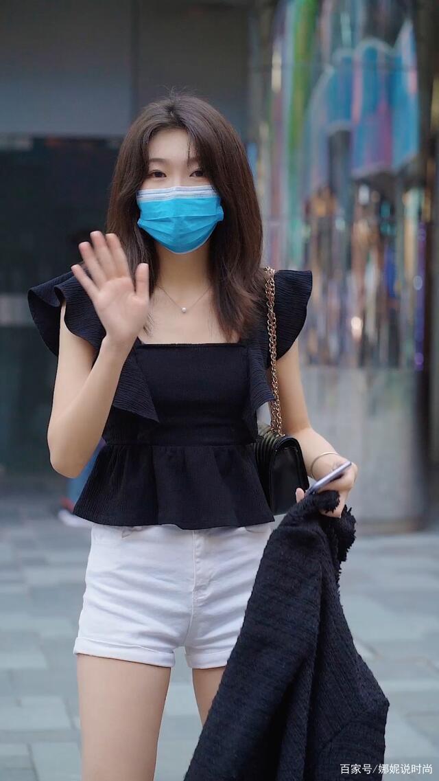 黑荷叶衫搭配白色超短裤,经典黑白搭配,别具一格