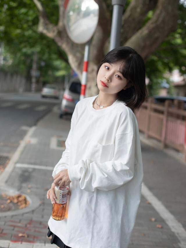 早秋|还在上学的女生可以这样穿,白色卫衣搭配百褶裙,款式百搭又休闲
