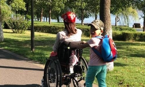 桑兰自曝经济窘迫,一年用2千根导尿管,曾因没钱反复消毒使用