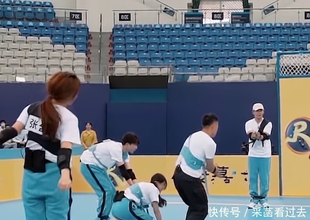 baby不小心摔倒了,蔡徐坤第一个帮忙,郑凯行动才是“守护骑士”