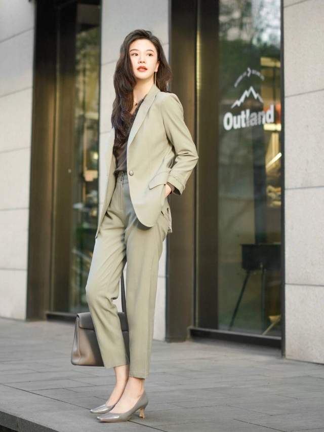 搭配|为什么今年的风衣,都宁愿配阔腿裤和白色衬衫?重点是真心好看