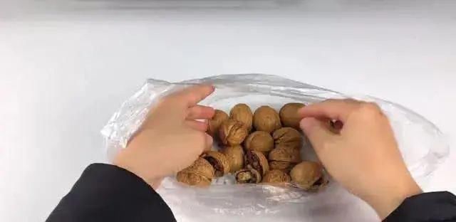 妙招|原来核桃上有个“小机关”，轻轻一拧就能剥开，轻松又简单！