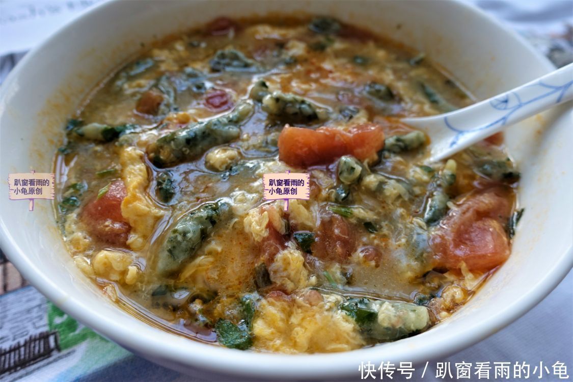 春天,韭菜还有啥新吃法?教你用1个西红柿、1把剪刀来做,老少皆宜,好吃!