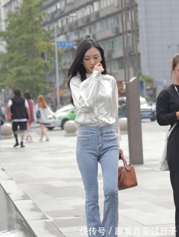 高腰 卷土重来的喇叭裤,配白色绸缎面衬衫,洋气好看又显恬静的美!