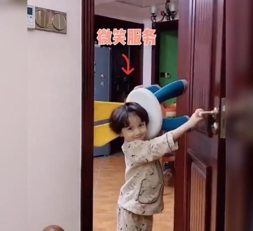 暖男|“弟弟牌”关灯神器暖化了姐姐的心,网友:长大后一定是个暖男!