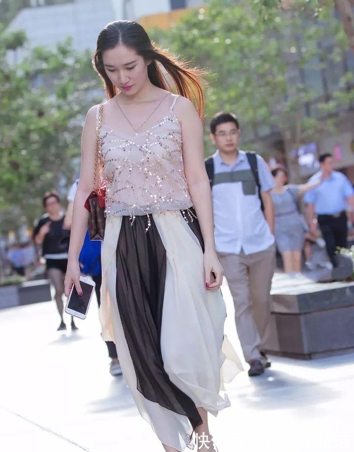 亮片|初秋穿搭别太单调,亮片短衫+条纹半身裙,尽情演绎假日浪漫风情