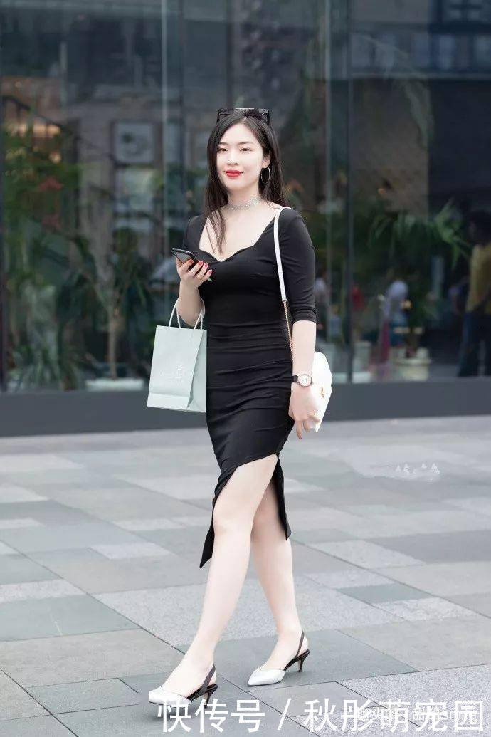 尖头高跟鞋 美女一双白色的尖头高跟鞋穿搭在脚上,走出迷人的姿态