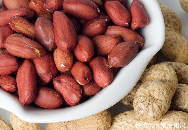 中老年人|晨起第一件事不是喝水,空腹吃几粒花生米养胃又益健康,疏通血管
